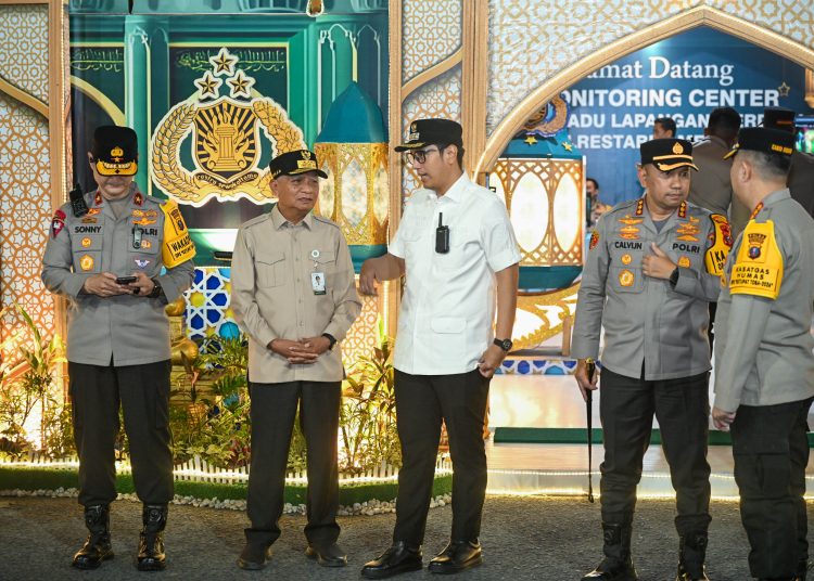 Wakil Gubernur Sumut, Surya (dua dari kiri) mendampingi Kapolri Jenderal Pol Listyo Sigit Prabowo, saat meninjau Pos Terpadu Lapangan Merdeka Medan.(Satunusantara news/HO-Diskominfo Sumut).