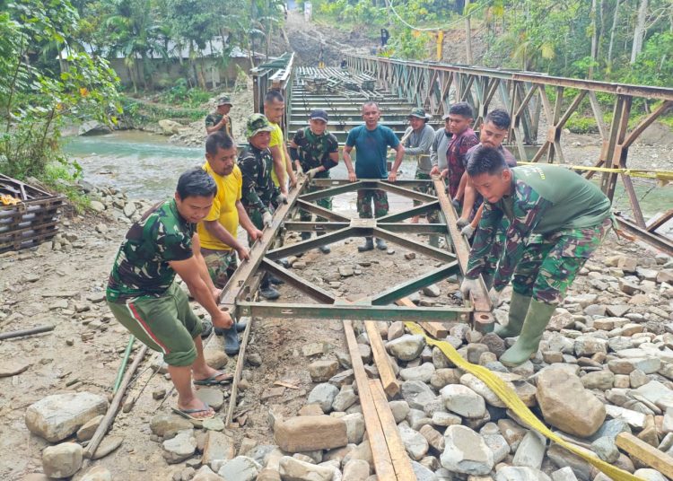 Satgas Kodam I/Bukit Barisan, saat merampungkan pembangunan Jembatan Bailey yang menghubungkan Desa Sifalago Gomo dengan Desa Balohili Gomo Kecamatan Boronadu, Kabupaten Nias Selatan.(Satunusantara news/HO-Pendam I/BB).