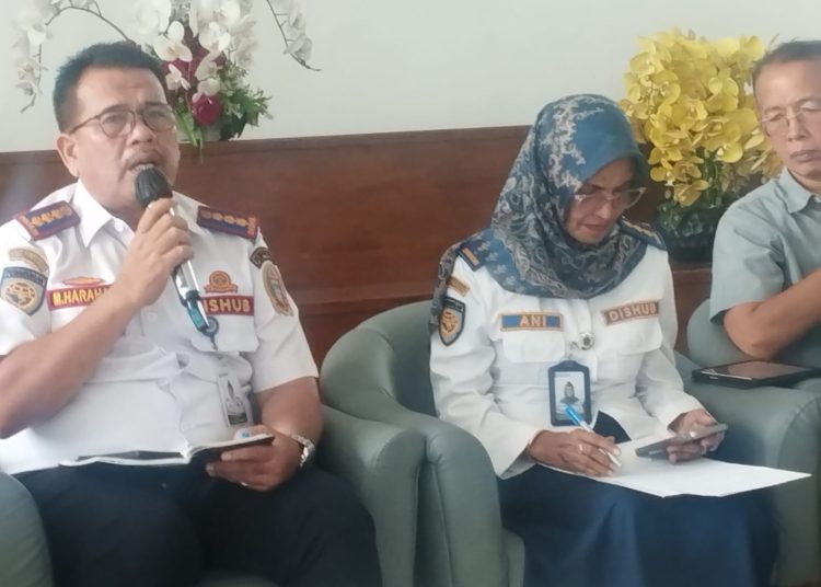 Plt Kabid Transfortasi Dishub Sumut, M. Harahap, pada konferensi pers yang digelar di Lobby Dekranasda, Kantor Gubernur Sumut.(Satunusantara news/Munawar).