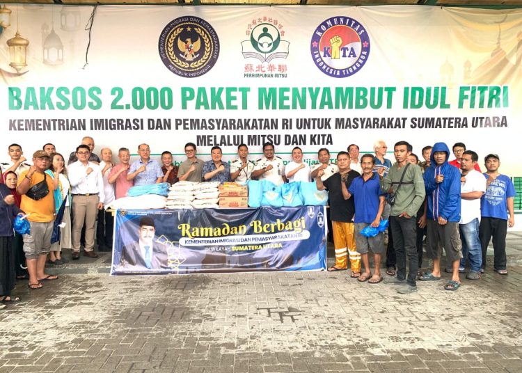 Kantor Imigrasi Kelas I TPI Polonia bersinergi dengan Lapas Kelas I Medan menyalurkan paket bakti sosial bagi masyarakat di Kota Medan, dipusatkan di lingkungan Sekolah Tinggi Bahasa Asing (STBA) - Persahabatan Internasional Asia.(Satunusantara news/HO-Humas Kanwil Imigrasi Sumut).
