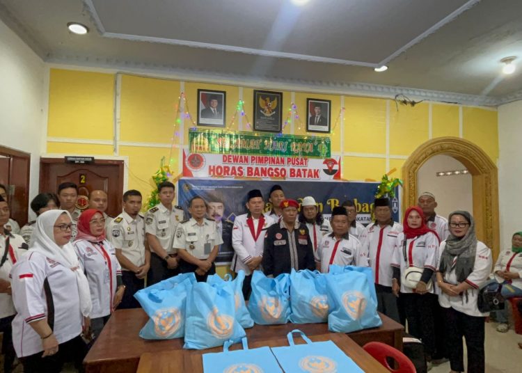 Kemenimipas RI menggandeng DPP Horas Bangso Batak (HBB) berbagi di bulan suci Ramadhan 1447 H kepada para bilal mayat dan najir masjid di Kota Medan.(Satunusantara news/HO-Humas Kanwil Imigrasi Sumut).
