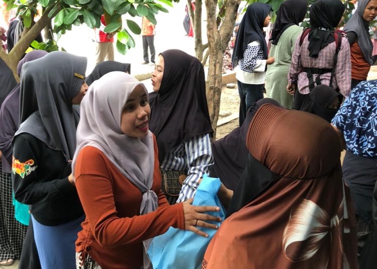 Kantor Imigrasi Kelas II TPI Belawan, saat menyalurkan  bakti sosial Ramadhan  di Pondok Pesantren Mazilah, Kabupaten Deli Serdang.(Satunusantara news/HO-Humas Kanwil Imigrasi Sumut).