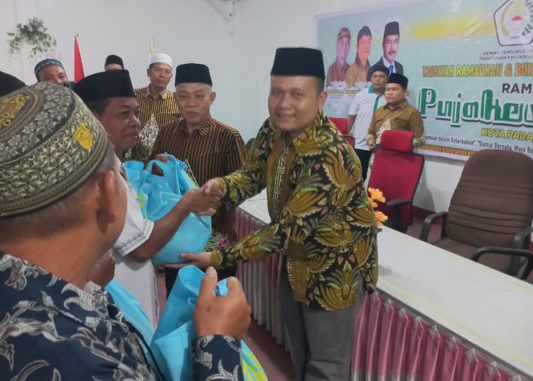 Kantor Imigrasi Kelas III Non TPI Padangsidimpuan, saat menyalurkan bantuan sosial berupa paket sembako kepada masyarakat kurang mampu di Kota Padangsidimpuan.(Satunusantara news/HO-Humas Kanwil Imigrasi Sumut).