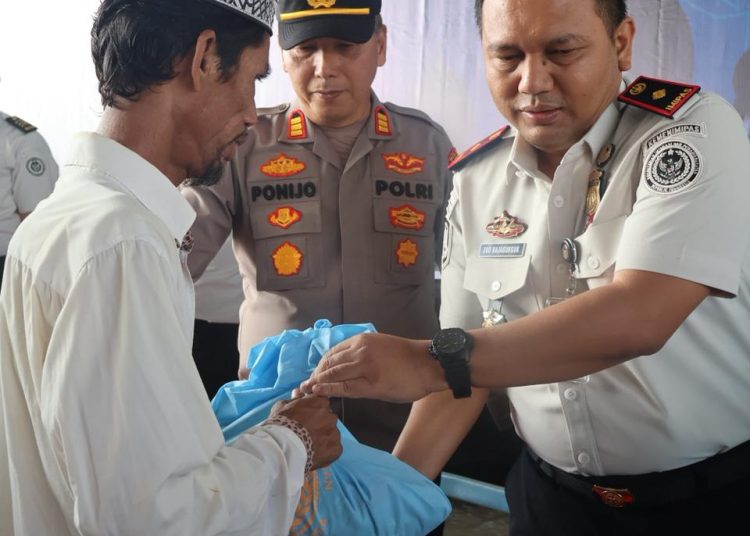 Kantor Imigrasi Kelas II TPI Belawan, saat menyerahkan paket bantuan sosial melalui kegiatan bertajuk "Ramadhan Berbagi", kepada masyarakat di kawasan Gabion, Belawan.(Satunusantara news/HO-Kanwil Imigrasi Sumut).