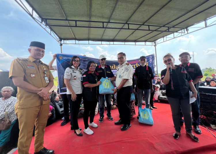 Kantor Imigrasi Kelas I Khusus TPI Medan, saat menyerahkan bantuan di bulan suci Ramadhan kepada masyarakat dan anggota organisasi di Medan Tuntungan.(Satunusantara news/HO-Kanwil Imigrasi Sumut)