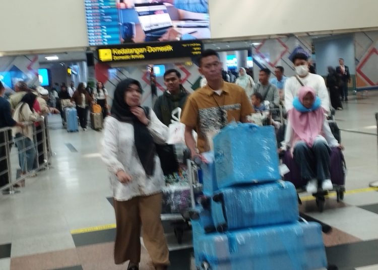 Penumpang pesawat  terbang  menjelang  Hari Raya  Idulfitri 1447 H/2026, di Bandara  nternasional Kualanamu, Kabupaten Deli Serdang.(Satunusantara news/Munawar).