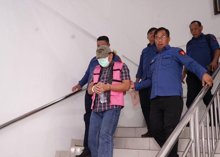 Penyidik Kejaksaan Tinggi Sumut, saat menggiring tersangka RVL (61)  (depan) ke Rutan Kelas IA Tanjung Gusta Medan.(Satunusantara news/Humas Kejati Sumut).