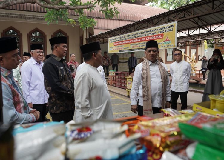 Wakil Menteri Agama Romo M. Syafi'i (kanan) saat  meninjau pelayanan arus balik Masjid Ramah Pemudik di  Masjid Ar-Rivai TPI Medan.(Satunusantara news/HO-Kanwil Kemenag Sumut).