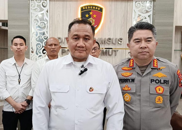 Direktur Reserse Kriminal Khusus Polda Sumut Kombes Pol Rahmat Budi Handoko (kiri) didampingi Kabid Humas Polda Sumut Kombes Pol Dr.Fery Walintukan (kanan) di Mapolda Sumut.(Satunusantara news/HO-Humas Polda Sumut).