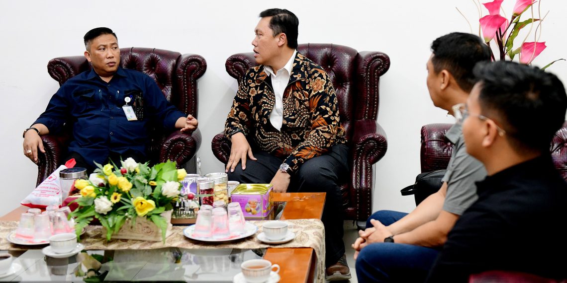 Kepala Diskominfo Sumut, Erwin Hotmansah Harahap (dua dari kiri) saat menerima  audiensi Kepala Kantor Perwakilan LPS I Medan, Jimmy Ardianto, di Kantor Diskominfo Sumut.(Satunusantara news/HO-Diskominfo Sumut