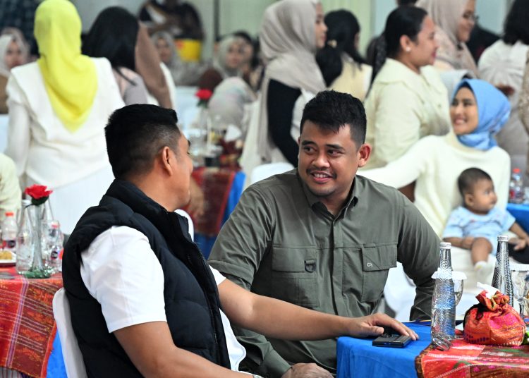 Gubernur Sumut Bobby Nasution (kanan) saat menghadiri acara syukuran HUT ke-76 Yonzipur 1/Dhira Dharma yang digelar di Aula Suganda, Jalan Kapten Muslim, Medan.(Satunusantara news/HO-Diskominfo Sumut).