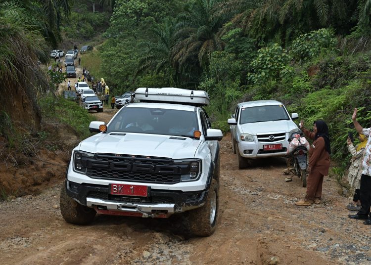 Gubernur Sumu Muhammad Bobby Afif Nasution, didampingi OPD saat meninjau sejumlah ruas jalan provinsi yang menghubungkan Kabupaten Labuhanbatu Utara dan Kabupaten Toba yang rusak.(Satunusantara news/HO-Diskominfo Sumut).