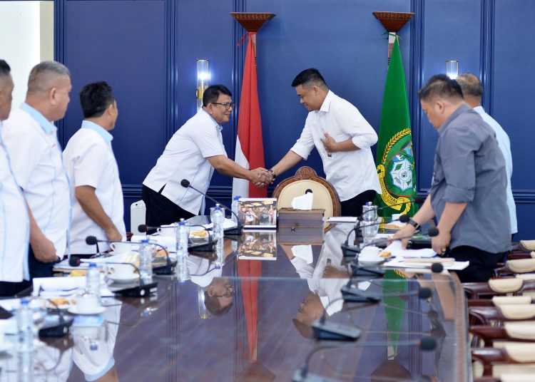 Gubernur Sumut Muhammad Bobby Afif Nasution (tengah) saat menerima pengurus KONI Sumut di ruang kerjanya, Kantor Gubernur, di Medan.(Satunusantara neww/HO-Diskominfo Sumut).