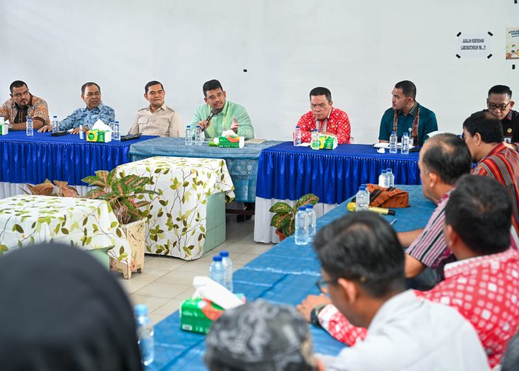 Gubernur Sumut Bobby Nasution (tengah)  saat diskusi dengan berbagai pihak di SMAN 5 Pematangsiantar.(Satunusantara news/HO-Diskominfo Sumut).