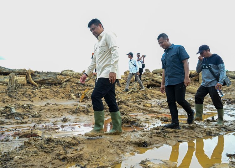 Gubernur Sumut Muhammad Bobby Afif Nasution (depan) saat meninjau lokasi banjir di Kabupaten Tapanuli Tengah.(Satunusantara news/HO-Dinas Kominfo Sumut).