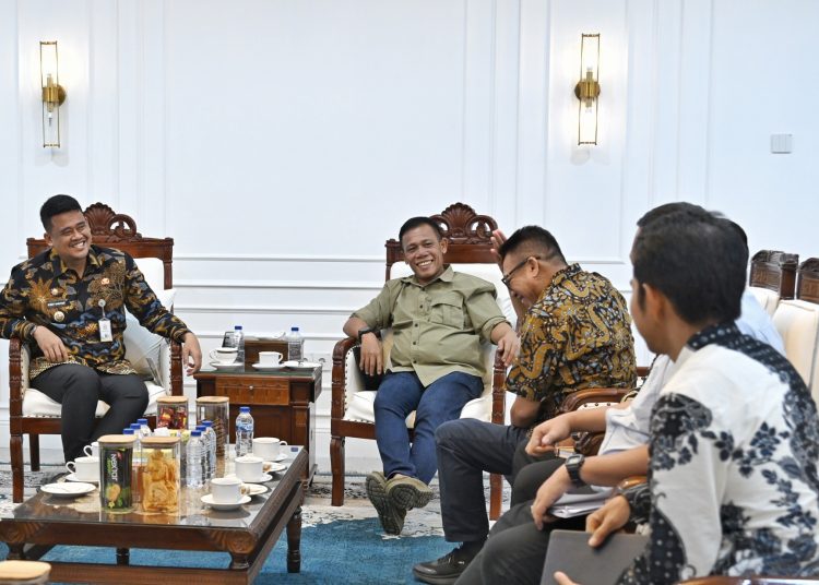Gubernur Sumut Muhammad Bobby Afif Nasution (tengah) saat menerima  Bupati Tapteng Masinton Pasaribu dan Kepala Balai Besar Wilayah Sungai (BBWS) Feriyanto Pawenrusi di Kantor Gubernur Sumut.(Satunusantara news/HO-Diskomnfo Sumut).