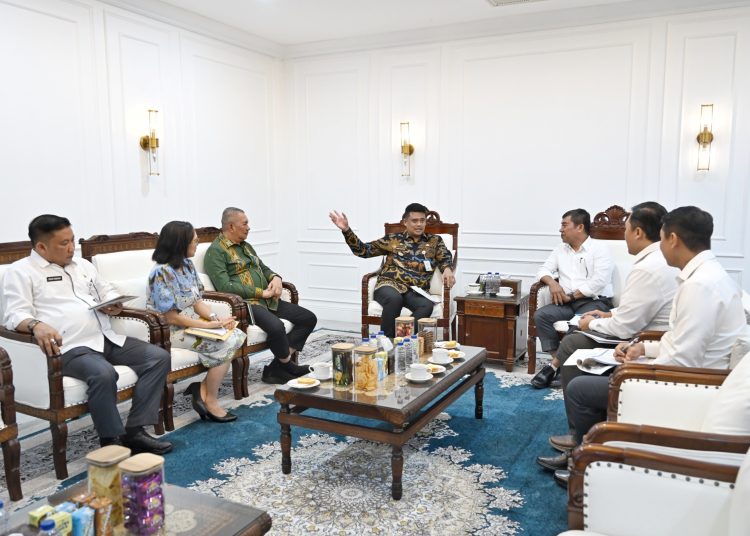 Gubernur Sumut,  Muhammad Bobby Afif Nasution (tengah) saat menerima kunjungan Lembaga Penjamin Simpanan (LPS) di Lantai 10 Kantor Gubernur Sumut.(Satunusantara news/HO-Diskominfo Sumut)