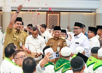 Gubernur Sumut tepungtawari ratusan calon jemaah haji yang mulai masuk Asrama Haji Medan