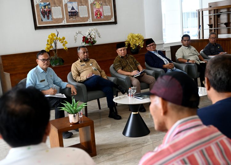 Ketua Timsel KI Provinsi Sumut Hatta Ridho (tiga dari kiiri) pada konferensi pers di Lobby Dekranasda, Kantor Gubernur Sumut.(Satunusantara news/HO-Diskominfo Sumut).
