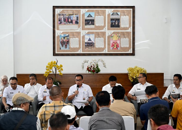 Kepala Bapenda Sumut, Sutan Tolang Lubis dalam konferensi pers di Lobby Dekranasda, kantor Gubernur Sumut.(Satunusantara news/HO-Diskominfo Sumut).