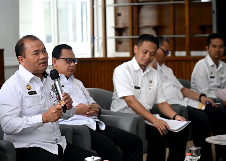 Kepala BKAD Provinsi Sumut,  Timur Tumanggor (kiri) dalam konferensi pers di Lobby Dekranasda, Kantor Gubernur Sumut.(Satunusantara news/HO-Diskominfo Sumut)