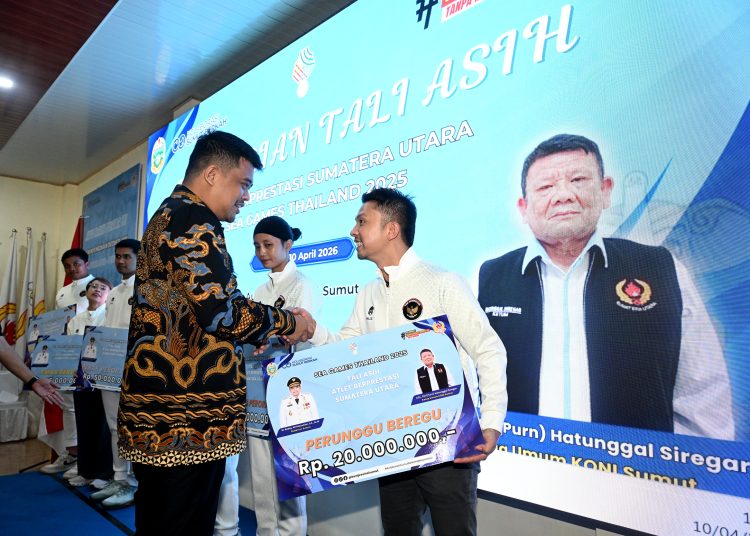 Gubernur Sumut, Muhammad Bobby Afif Nasution (kiri) saat menyerahkan tali asih kepada atlet peraih medali pada ajang SEA Games 2025 di Thailand, di Kantor Komite KONI Sumut.(Satunusantara news/HO-Diskominfo Sumut).