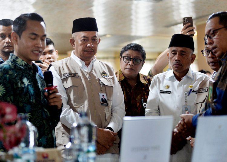 Menteri Haji dan Umrah Republik Indonesia, Mochamad Irfan Yusuf, melantik Penjabat (Pj) Sekretaris Daerah Provinsi (Sekdaprov) Sumatera Utara Sulaiman Harahap, menjadi Koordinator Petugas Penyelenggara Ibadah Haji (PPIH) Embarkasi/Debarkasi Medan, secara hybrid di Aula Madinatul Munawwarah Lantai IV, Asrama Haji Medan.Satunusantara.news/HO-Diskominfo Sumut)