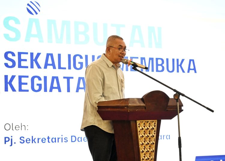 Penjabat Sekdaprov Sumut, Sulaiman Harahap, saat membuka Rapat Koordinasi Daerah Program Pembangunan Keluarga, Kependudukan, dan Keluarga Berencana Provinsi Sumut di Hotel Emerald Garden, Medan.(Satunusantara news/HO-Diskominfo Sumut)