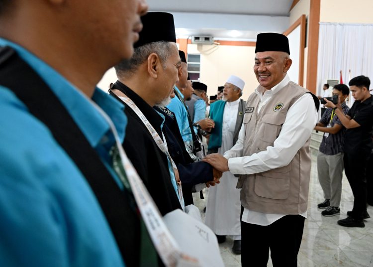Sekda Pemprov Sumut, Sulaiman Harahap (kanan) saat  memberangkatkan calon jemaah haji Kloter 1 di Asrama Haji Medan.(Satunusantara news/HO-Diskominfo Sumut)
