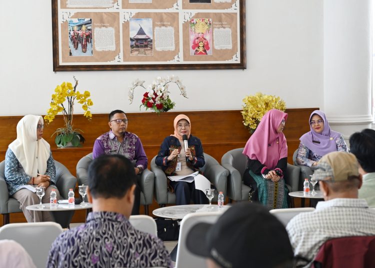 Kepala Dinas DP3AKB Sumut, Dwi Endah Purwanti (tengah) saat konferensi pers di Lobby Dekranasda, Kantor Gubernur Sumut.(Satunusantara news/HO-Diskominfo Sumut).,