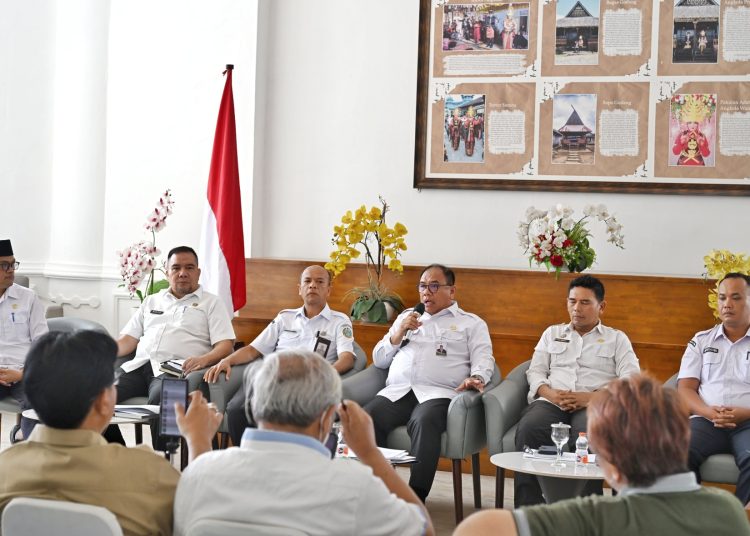 Kepala Dinas Pemberdayaan Masyarakat dan Desa, Kependudukan dan Catatan Sipil (PMD Dukcapil) Sumut Parlindungan Pane (dua dari kanan), saat konferensi pers di Lobby Dekranasda, Kantor Gubernur Sumut.(Satunusantara news/HO-Diskominfo Sumut).