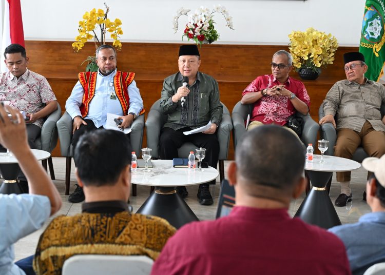 Tim seleksi penjaringan calon anggota Komisi Informasi Sumut, dari unsur masyarakat, Dr.RE.Nainggolan,MM (kanan) pada konferensi pers di Lobby Dekranasda, Kantor Gubernur Sumut.(Satunusantara news/HO-Diskominfo Sumut).