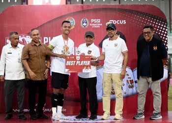 Wagub serahkan trofi juara liga 4 Piala Gubernur Sumut kepada klub sepakbola Payabakung United