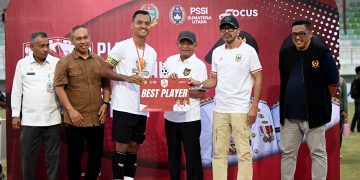 Wagub serahkan trofi juara liga 4 Piala Gubernur Sumut kepada klub sepakbola Payabakung United