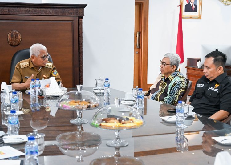 Wagub Sumut, Surya (kiri) saat menerima audiensi Ketua Komisi Informasi (KI) Sumut Abdul Haris Nasution di ruang kerja Wagub Sumut, Kantor Gubernur Sumut.(Satunusantara news/HO-Diskominfo Sumut).