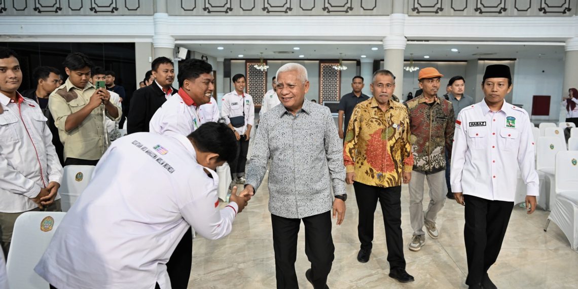 Wagub Sumut, Surya (tengah) pada acara pelantikan Pengurus KAKAMMI Sumut periode 2025–2030 yang dirangkaikan dengan Halalbihalal di Aula Raja Inal Siregar, Kantor Gubernur Sumut.(Satunusantara news/HO-Diskominfo Sumut).