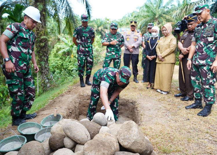 Pangdam I/BB   Mayjen TNI Hendy Antariksa (tengah)  saat menghadiri ground breaking pembangunan jembatan perintis di Desa Bela Rakyat, Kecamatan Kuala, Kabupaten Langkat.(Satunusantara news/HO-Pendam I/BB).