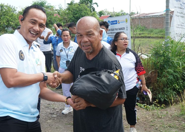 Kepala Lapas Kelas I Medan, Fonika Affandi (kiri) saat memberian bantuan sembako kepada masyarakat.(Satunusantara news/HO-Lapas Kelas Medan).