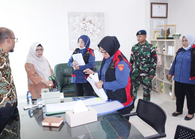 Tim Pidsus Kejati Sumut, saat melakukan penggeledahan di Kantor Badan Pertanahan (BPN) Provinsi Sumut.(Satunusantara  news/HO-Humas Kejati Sumut).
