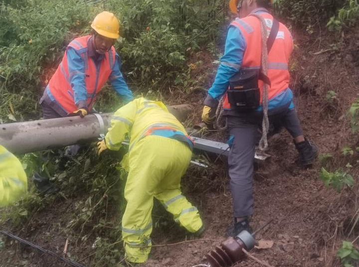 Petugas  PLN  UP3 Pematangsiantar, saat melakukan pengamanan tiang yang patah akibat cuaca ekstrem di wilayah Parapat.(Satunusantara news/HO-Humas PLN UID  Sumut),
