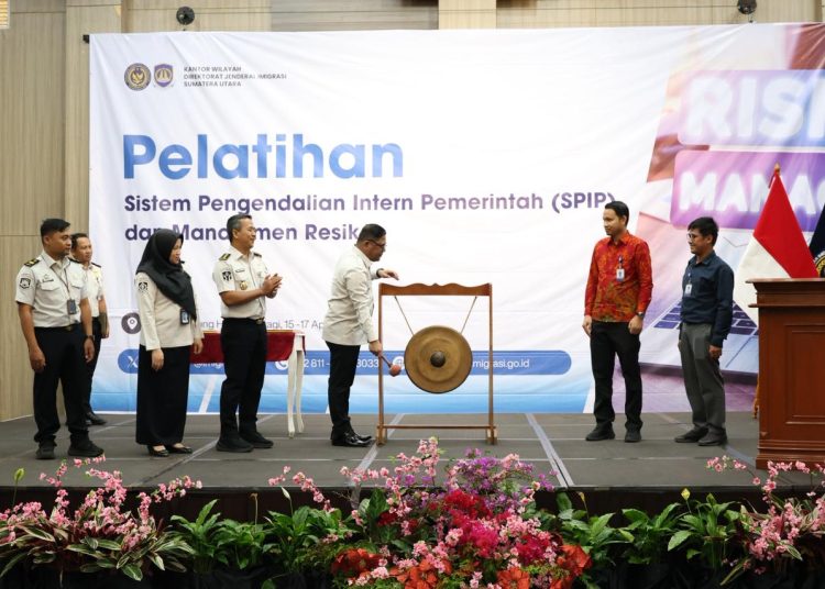 Kakanwil Ditjen Imigrasi Sumut, Dr. Parlindungan (empat dari kiri) saat memukul gong pada pembukaan kegiatan Pelatihan SPIP dan MR bagi jajaran Imigrasi Sumut,  di Berasagi.Satunusantanews/HO-Kanwil Ditjen Imigrasi Sumut).