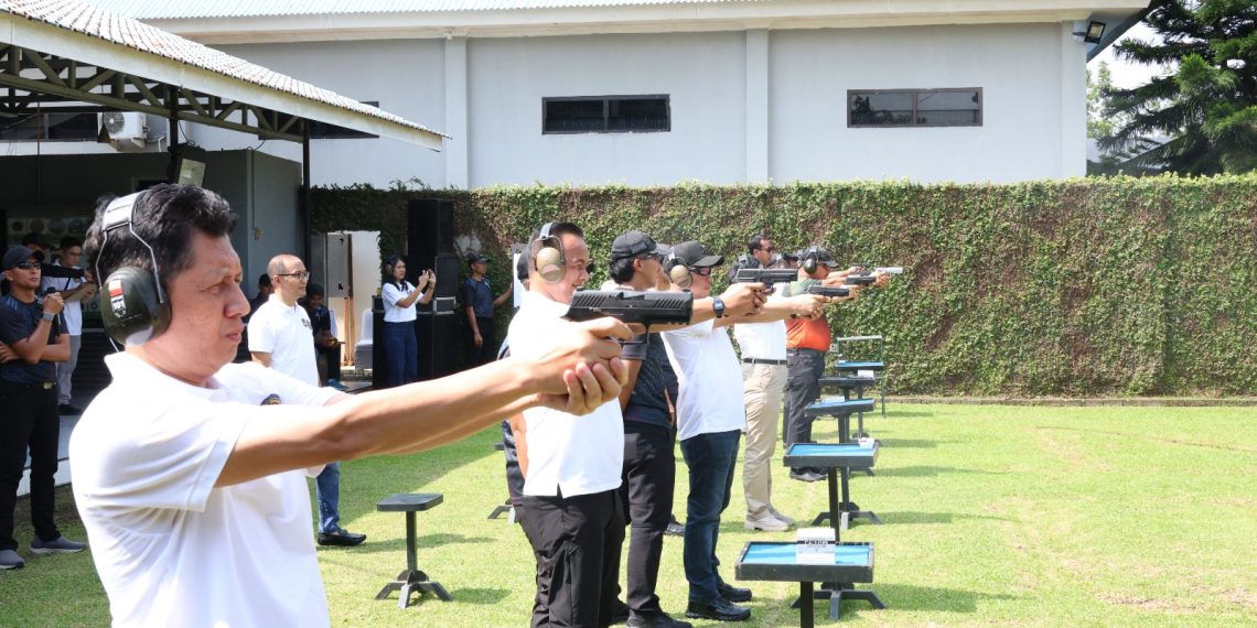 Kanwil Ditjen Imigrasi Sumut, saat  menggelar kegiatan Pelatihan Menembak bagi jajaran ASN Imigrasi Sumut di Markas Batalyon Parako 463 Pasgat, di kawasan Polonia Medan.(Satunusantara news/HO-Kanwil Imigrasi Sumut).