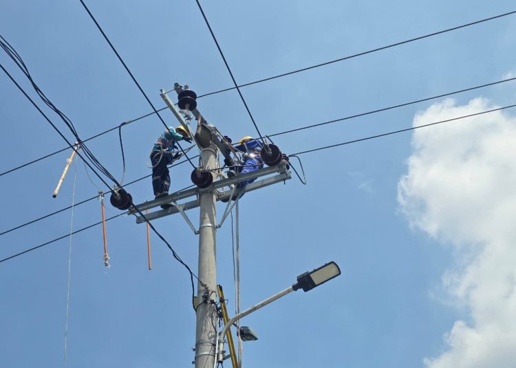 Petugas PT  PLN UP3 Lubuk Pakam, saat melakukan penyalaan listrik Tegangan Menengah (TM) berkapasitas 13,8 MVA untuk PT Agro Deli Serdang.(Satunusantara news/HO-Humas PLN UID Sumut).