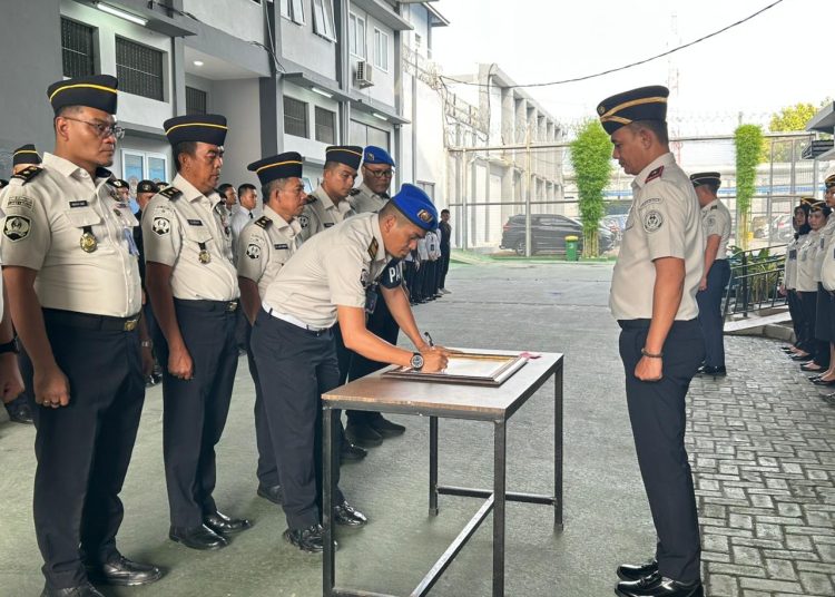 Kepala Lapas Kelas I Medan, Fonika Affandi (kanan) saat menyaksikan para pengawai menandatangani  pernyataan pada Apel Deklarasi Komitmen Bersama dalam menciptakan situasi yang bersih dari peredaran narkoba dan telepon genggam di  Lapas Medan.(Satunusantara news/HO-Lapas Medan).