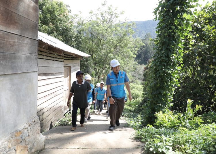 General Manajer PLN UID Sumut, Mundhakir (kanan) saat turun langsung  melihat pembangunan jaringan listrik desa di Desa Patialo, Kecamatan Kotanopan, Kabupaten Mandailing Natal.(Satunusantara news/HO-Humas PLN UID Sumut).