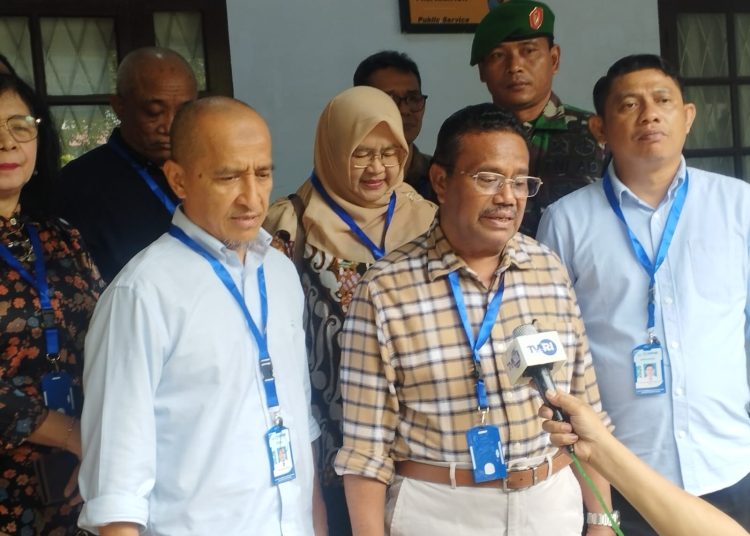 Rektor Unimed Prof.Dr.Baharuddin,ST,MPd, saat temu pers dengan wartawan di FBS Unimed.(Satunusantara news/Munawar).