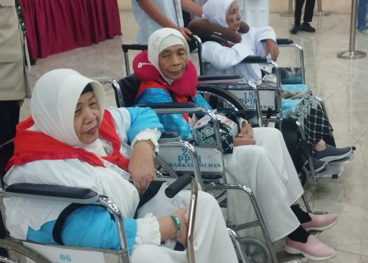 Calon jemaah haji Kloter 02 asal Kabupaten Langkat, saat berada di Asrama Haji Medan.(Satunusantara news/Munawar)