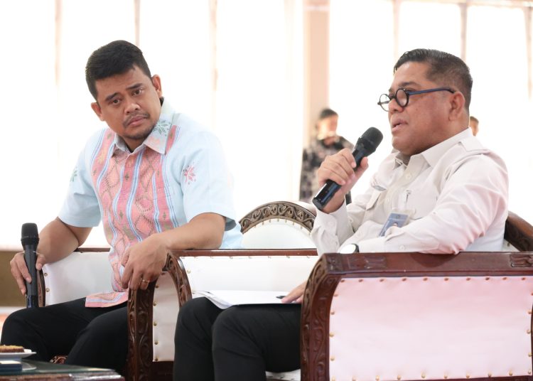 Kakanwil Ditjen Imigrasi Sumut, Parlindungan (kanan) saat melakukan audiensi dengan Gubernur Sumut Bobby Nasution (kiri) di Aula Teuku Rizal Nurdin, Rumas Dinas Gubernur.(Satunusantara news/HO-Kanwil Imigrasi Sumut).