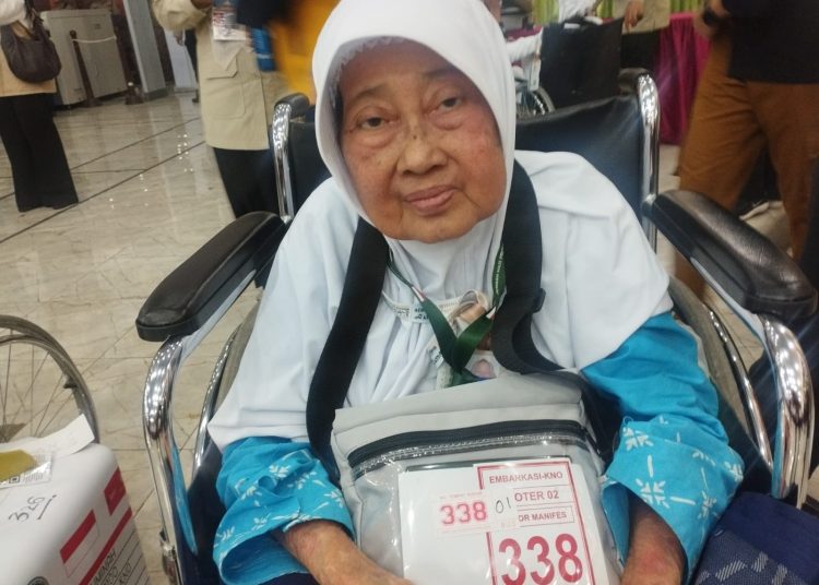 Mahanum Khair (73) seorang penjahit baju wanita asal Kecamatan Pangkalan Susu, Kabupaten Langkat, menunaikan ibadah haji ke Tanah Suci Mekkah.(Satunusantara news/Munawar).