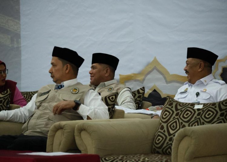 Kakanwil Ditjen Imigrati Sumut,  Parlidungan (tengah) saat menghadiri pemberangkatan  360 JCH asal Kabupaten Langkat di Asrama Haji Medan.(Satunusantara news/Kanwil Imigrasi Sumut)